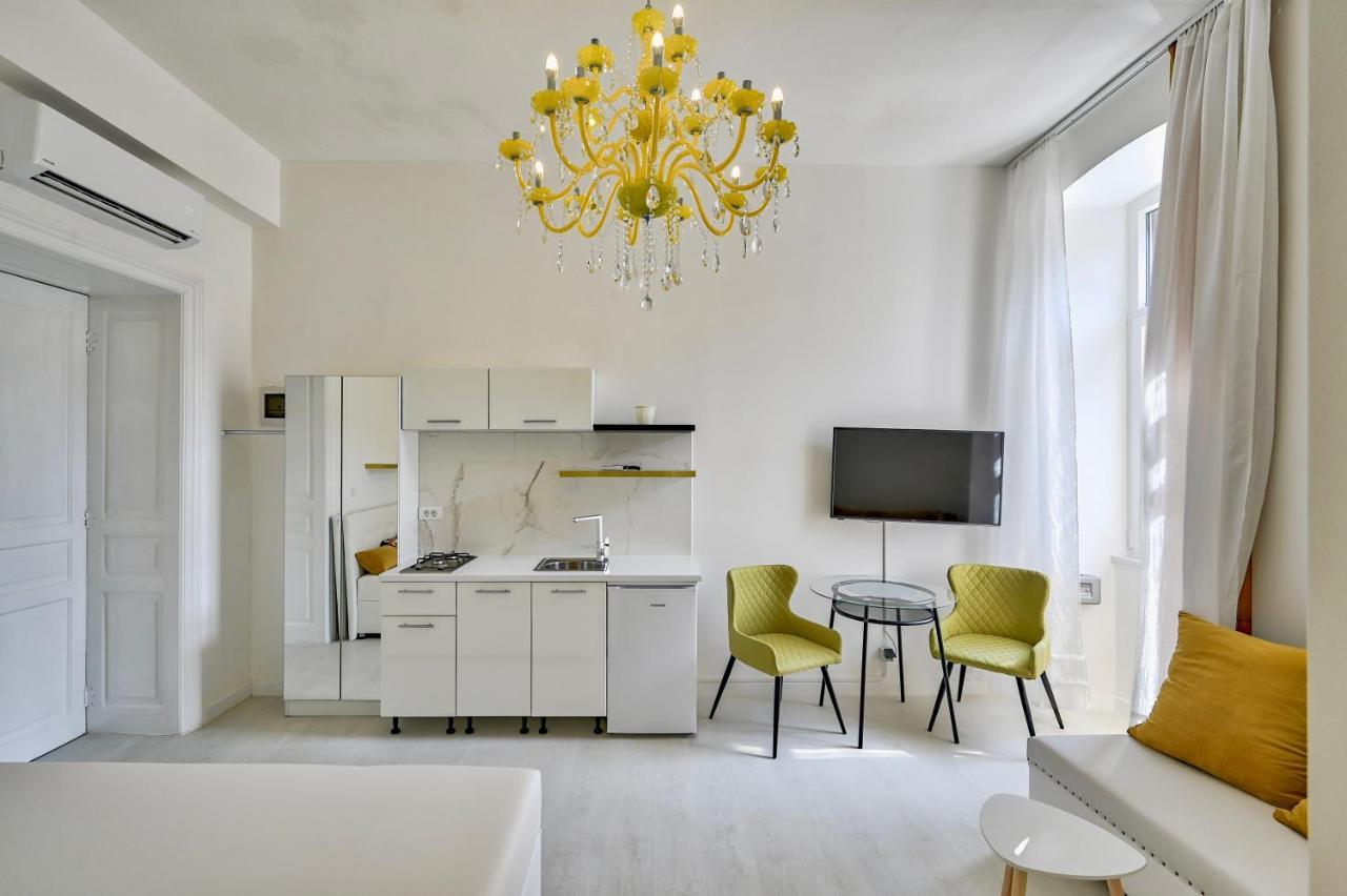 Collins Amethyst Center Apartment Pula Exterior photo