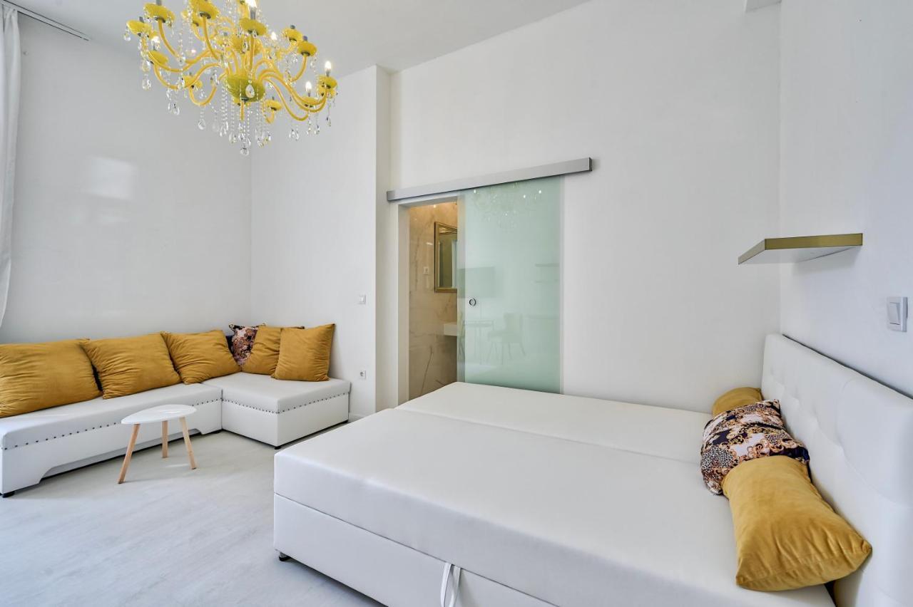Collins Amethyst Center Apartment Pula Exterior photo