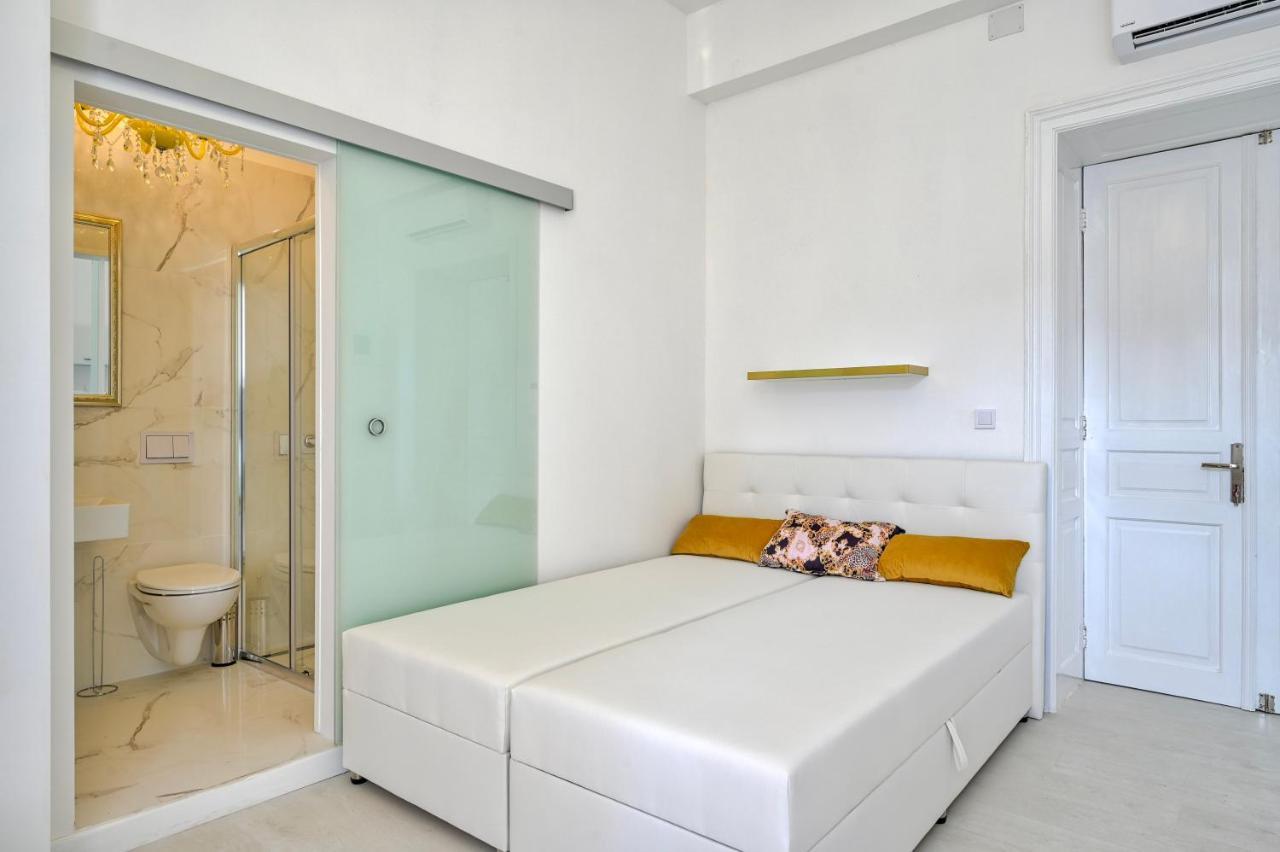 Collins Amethyst Center Apartment Pula Exterior photo