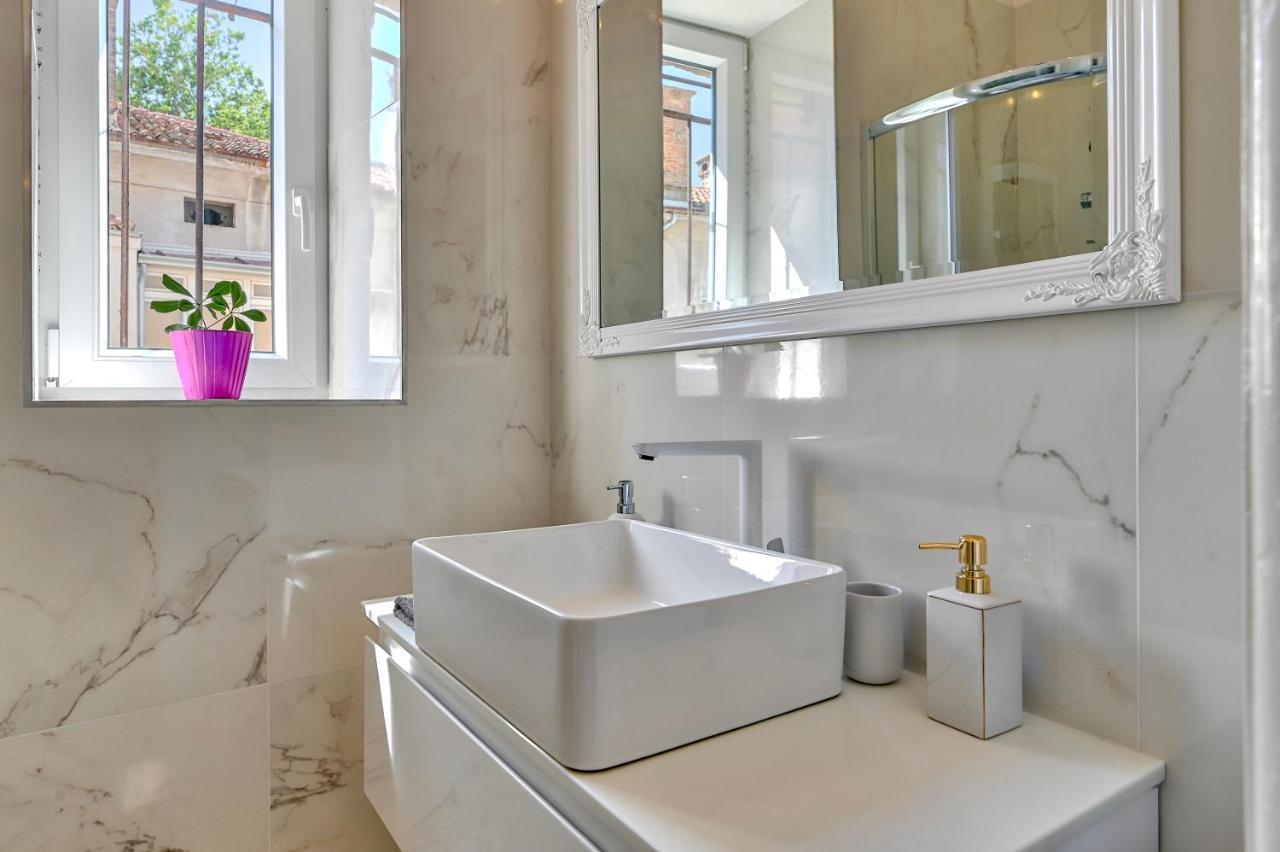 Collins Amethyst Center Apartment Pula Exterior photo